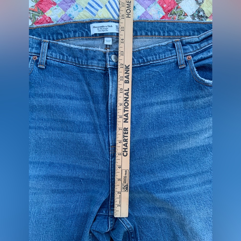 Abercrombie & Fitch the 90s Straight Ultra High Rise. Curve Love Jeans size 22. - Picture 3 of 8